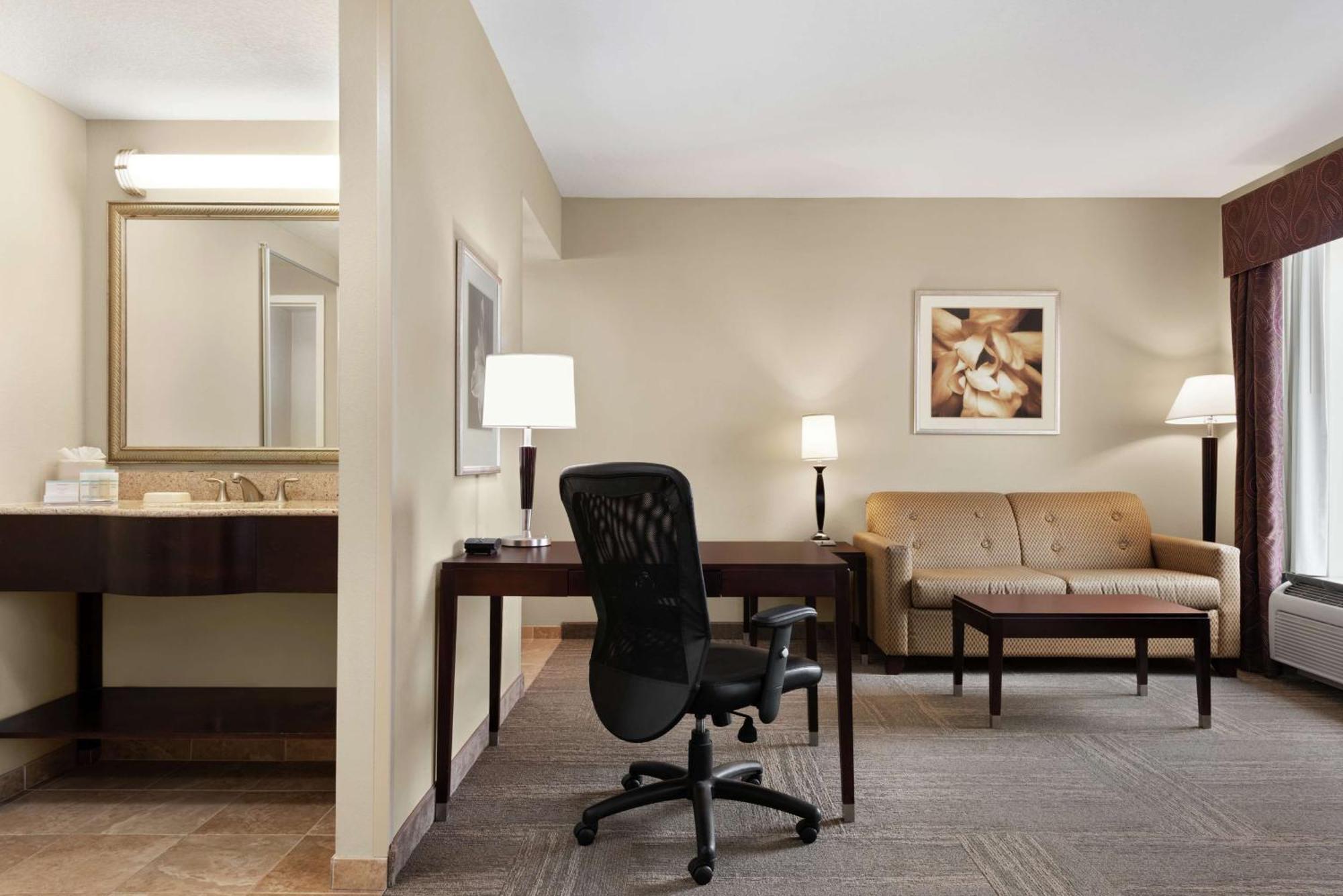 Hampton & Hotel